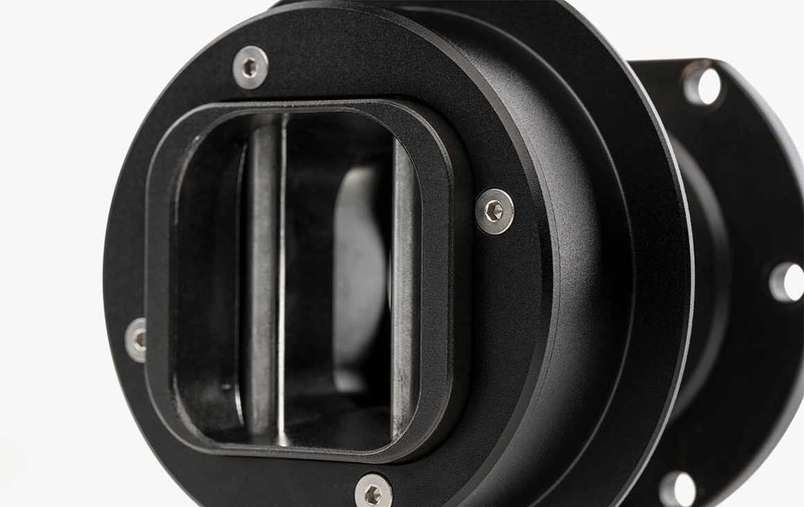 QR2 Wheel-Side — detalhe do encaixe elétrico protegido