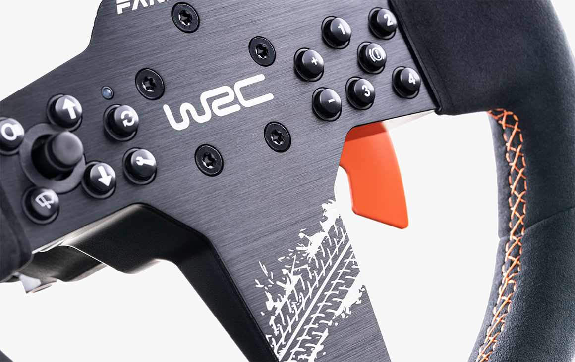 Detalhe do Fanatec CSL Elite WRC com Alcantara, WRC e costura laranja