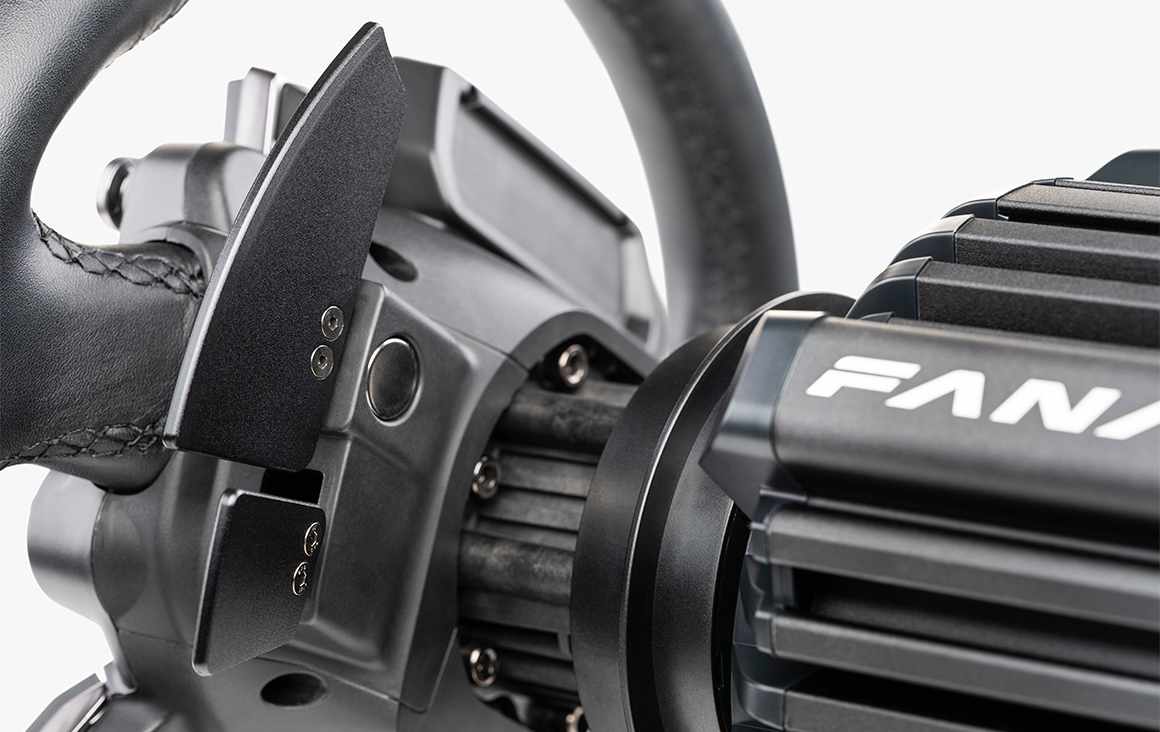 Detalhe do volante Gran Turismo DD Extreme — paddles magnéticos e QR2 Lite Wheel-Side